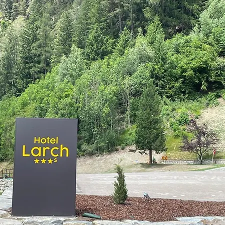 Larch מלון